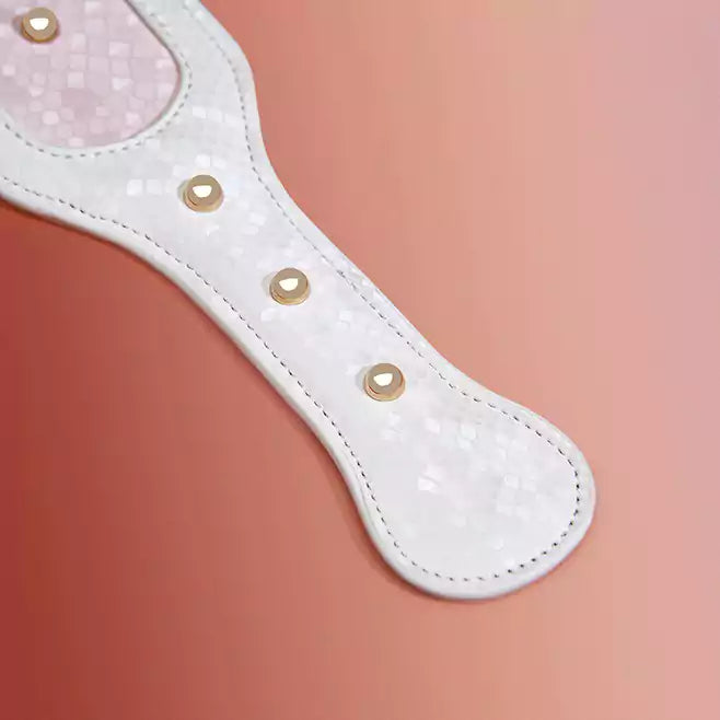 Paleta para nalgadas con tachuelas y estampado de serpiente blanca — Piel sintética de serpiente, tachuelas plateadas