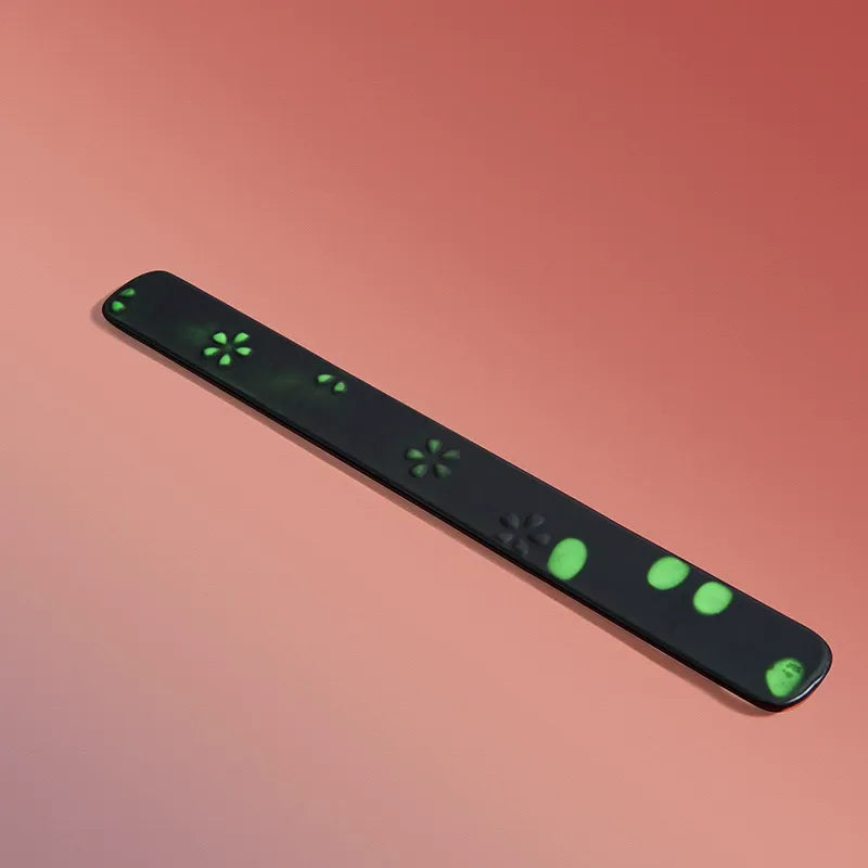 Black to emerald green color-changing rule paddle full view