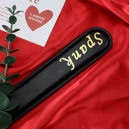 Pala para nalgadas "Black Gold-Letter" — Cuero de PU, Diseño con letras doradas
