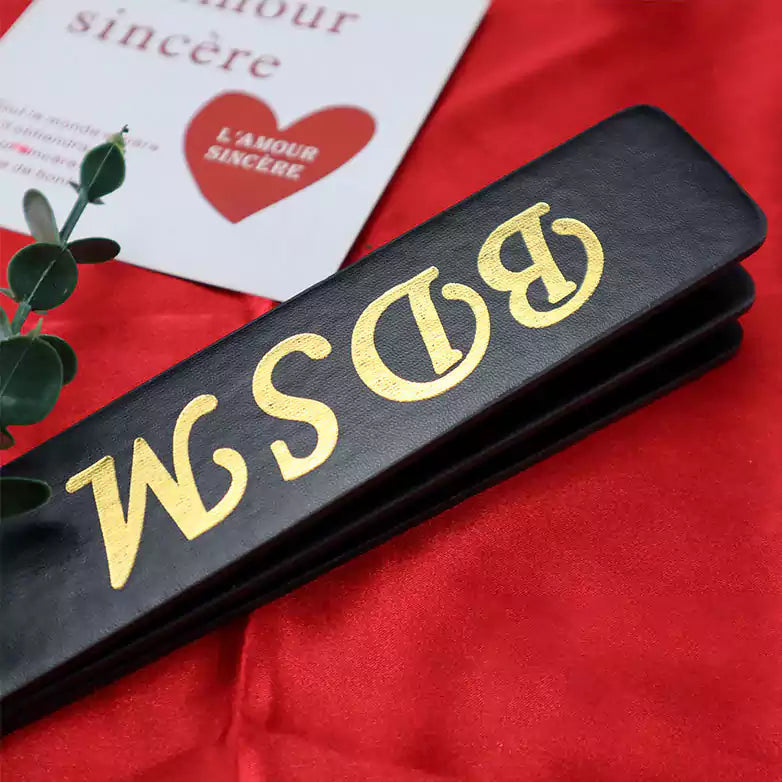 Pala para nalgadas "Black Gold-Letter" — Cuero de PU, Diseño con letras doradas