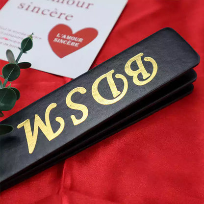 Pala para nalgadas "Black Gold-Letter" — Cuero de PU, Diseño con letras doradas