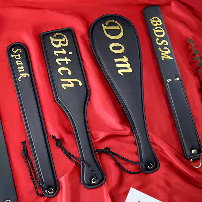 Pala para nalgadas "Black Gold-Letter" — Cuero de PU, Diseño con letras doradas