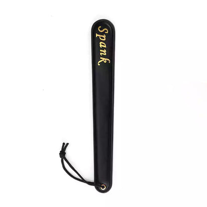 Pala para nalgadas "Black Gold-Letter" — Cuero de PU, Diseño con letras doradas