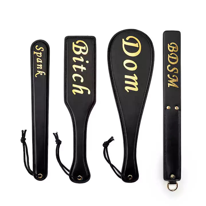 Pala para nalgadas "Black Gold-Letter" — Cuero de PU, Diseño con letras doradas