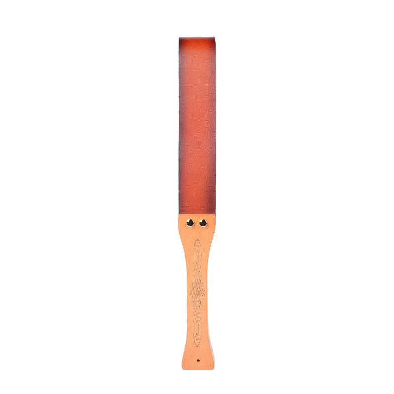 Vintage Gürtelpaddel – Geschnitztes Holz, klassisches Leder
