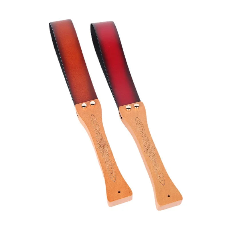 Vintage Gürtelpaddel – Geschnitztes Holz, klassisches Leder