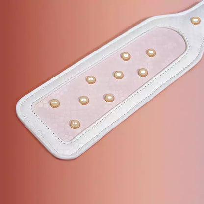 Paleta para nalgadas con tachuelas y estampado de serpiente blanca — Piel sintética de serpiente, tachuelas plateadas