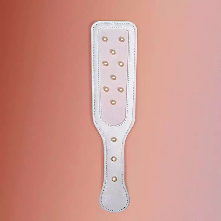 Paleta para nalgadas con tachuelas y estampado de serpiente blanca — Piel sintética de serpiente, tachuelas plateadas