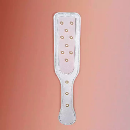 Paleta para nalgadas con tachuelas y estampado de serpiente blanca — Piel sintética de serpiente, tachuelas plateadas
