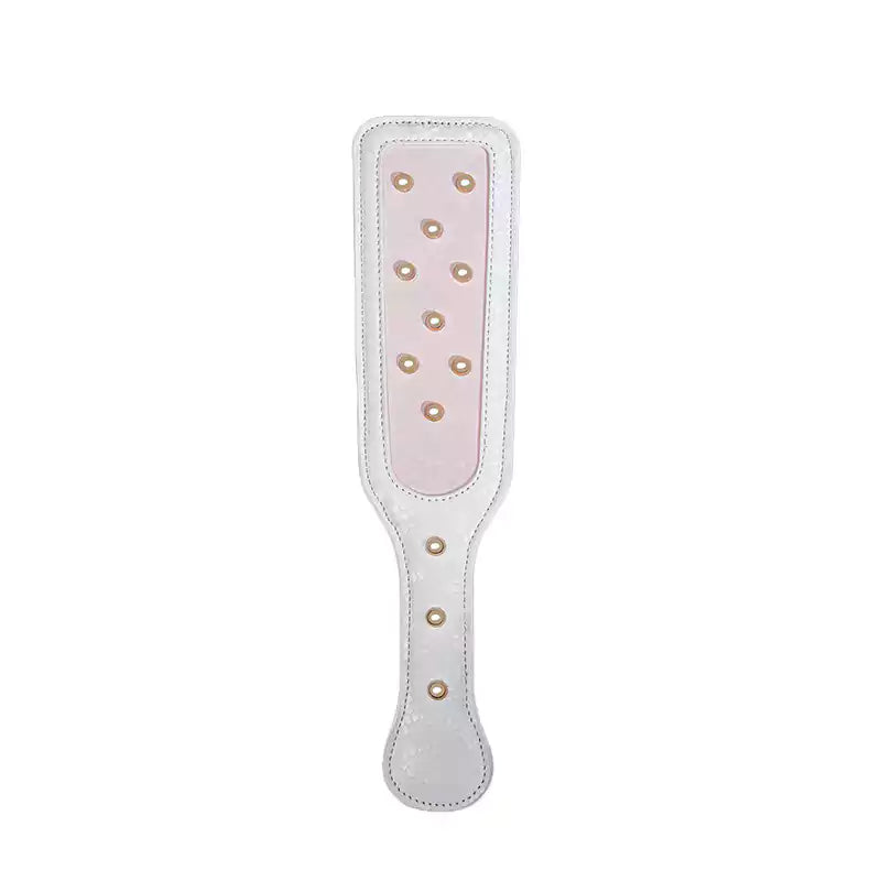 Paleta para nalgadas con tachuelas y estampado de serpiente blanca — Piel sintética de serpiente, tachuelas plateadas