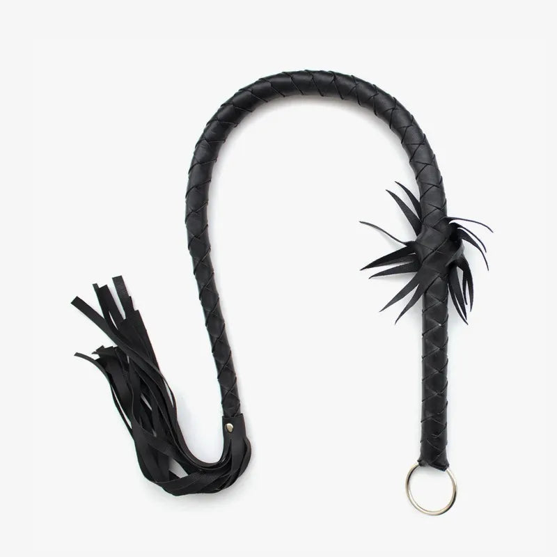 Látigo BDSM compacto — Flecos remachados, anillo metálico con clip para cinturón