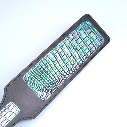 Blaues Krokodil-Leder-Spanking-Paddel — Vollnarbiges Leder, schillerndes Krokodil
