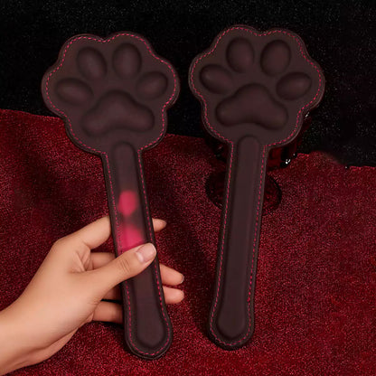 Heat-reactive color change from black to rose red on cat paw paddle