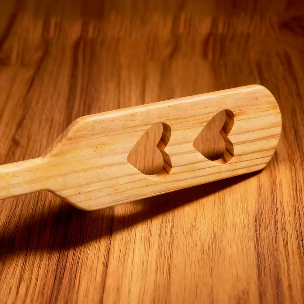 Paleta de azotes de bambú con doble corazón calado — Diseño de doble corazón calado