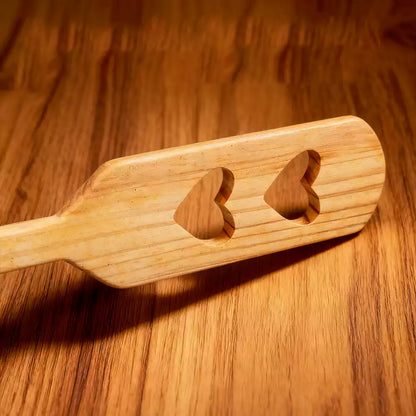 Paleta de azotes de bambú con doble corazón calado — Diseño de doble corazón calado