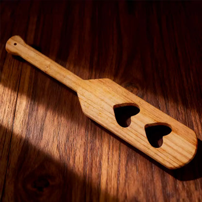 Paleta de azotes de bambú con doble corazón calado — Diseño de doble corazón calado