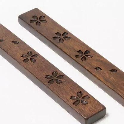 Regla de disciplina tallada a mano con diseño de sakura en ébano