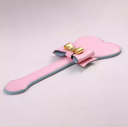 Pala para nalgadas de cuero con lazo y corazón — Diseño de cara de corazón y lazo
