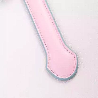 Pala para nalgadas de cuero con lazo y corazón — Diseño de cara de corazón y lazo