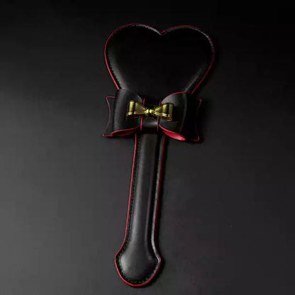 Pala para nalgadas de cuero con lazo y corazón — Diseño de cara de corazón y lazo