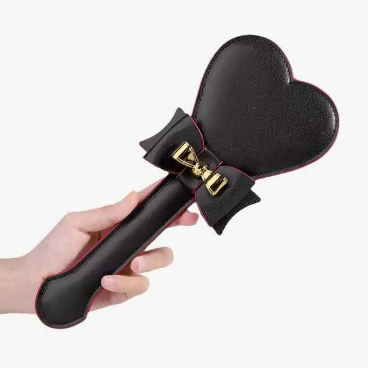 Pala para nalgadas de cuero con lazo y corazón — Diseño de cara de corazón y lazo