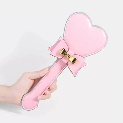 Pala para nalgadas de cuero con lazo y corazón — Diseño de cara de corazón y lazo