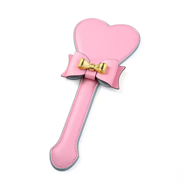 Pala para nalgadas de cuero con lazo y corazón — Diseño de cara de corazón y lazo