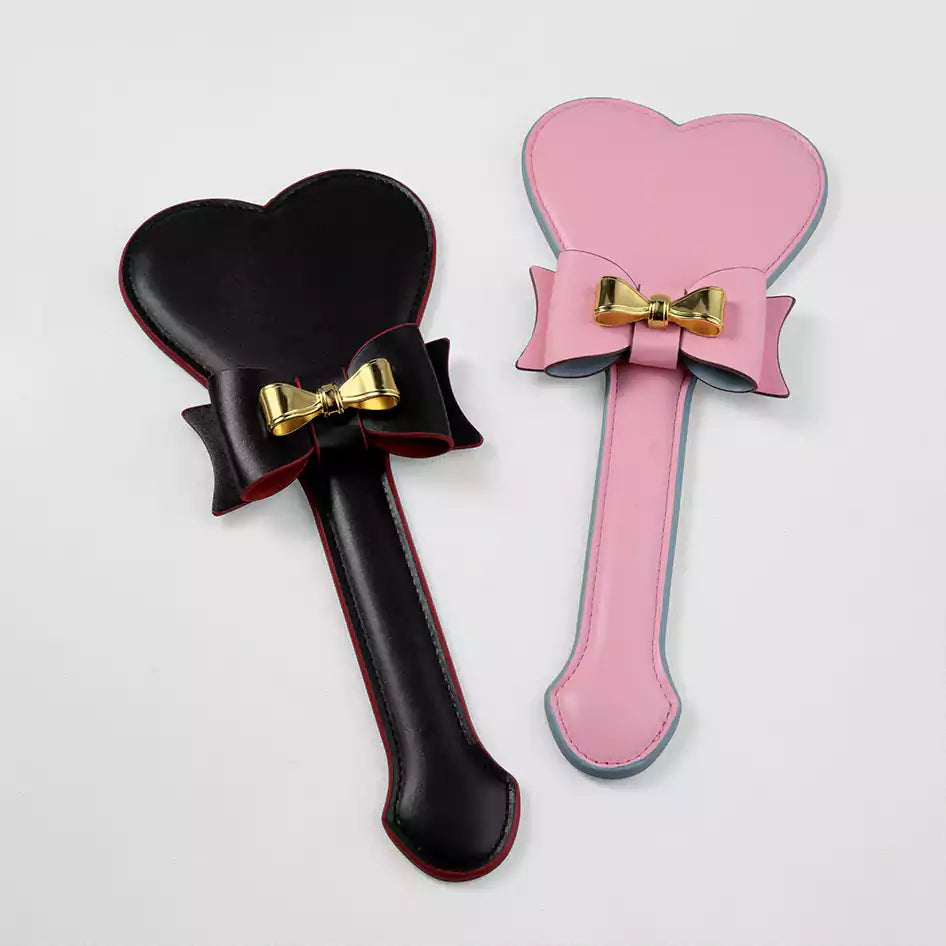 Pala para nalgadas de cuero con lazo y corazón — Diseño de cara de corazón y lazo