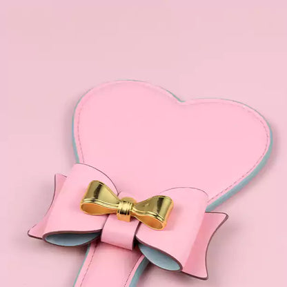 Pala para nalgadas de cuero con lazo y corazón — Diseño de cara de corazón y lazo