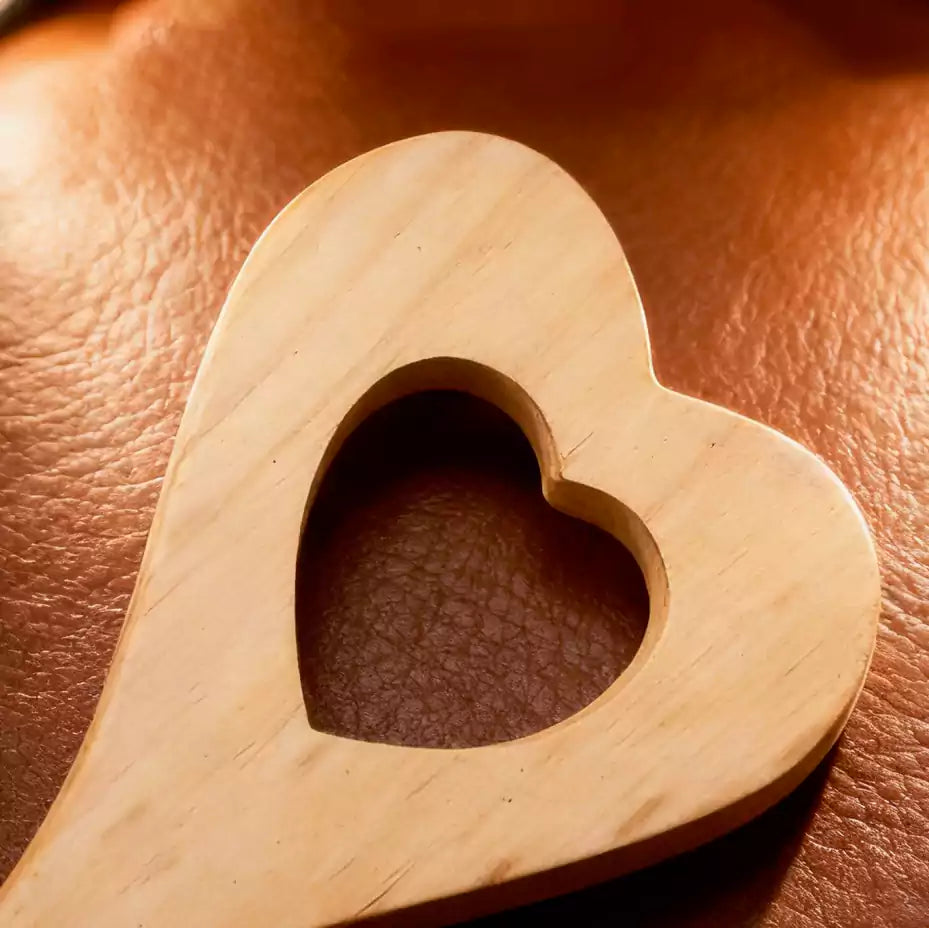 Paleta de bambú con corte de corazón para azotes — Bambú extra ancho, corte de corazón