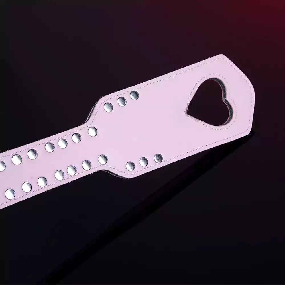 Pala para nalgadas con recorte de corazón rosa — Cuero genuino, recorte de corazón