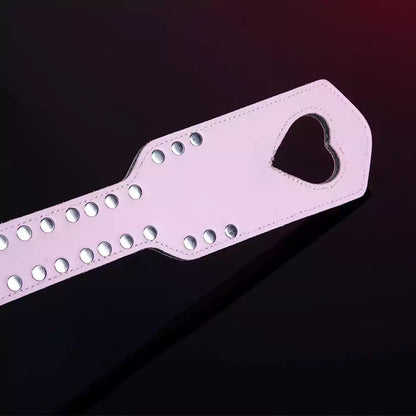 Pala para nalgadas con recorte de corazón rosa — Cuero genuino, recorte de corazón