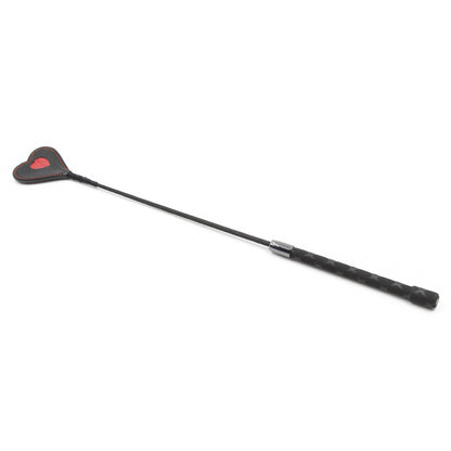 Angled view of the red heart riding crop with black faux leather head

复制