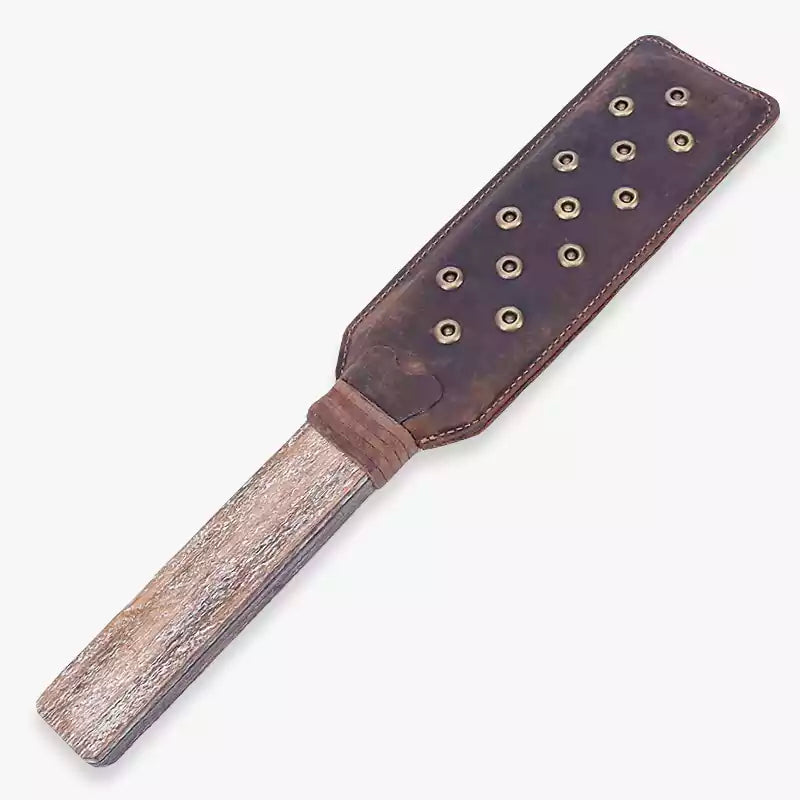 Punk Spanking-Paddle im Vintage-Look mit Nieten – Griff aus gealtertem Leder mit Nieten