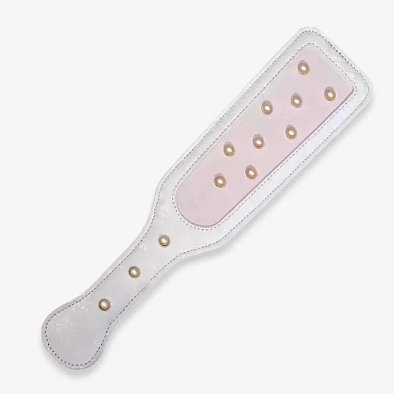 Paleta para nalgadas con tachuelas y estampado de serpiente blanca — Piel sintética de serpiente, tachuelas plateadas