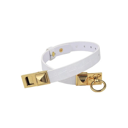 Close-up of the white collar’s crocodile-pattern finish and gold-tone hardware